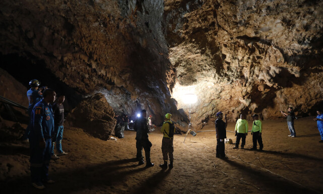 Trapper opp dramatisk redningsaksjon: Guttelag fanget i grotte i Thailand